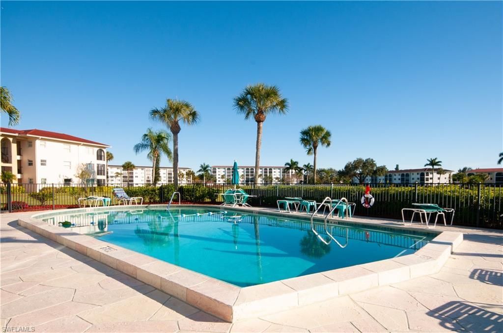13 High Point Cir N, Unit 209, Naples, FL 34103 Photo