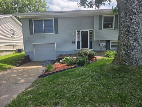 2613 N Zenith Avenue , Davenport, IA 52804