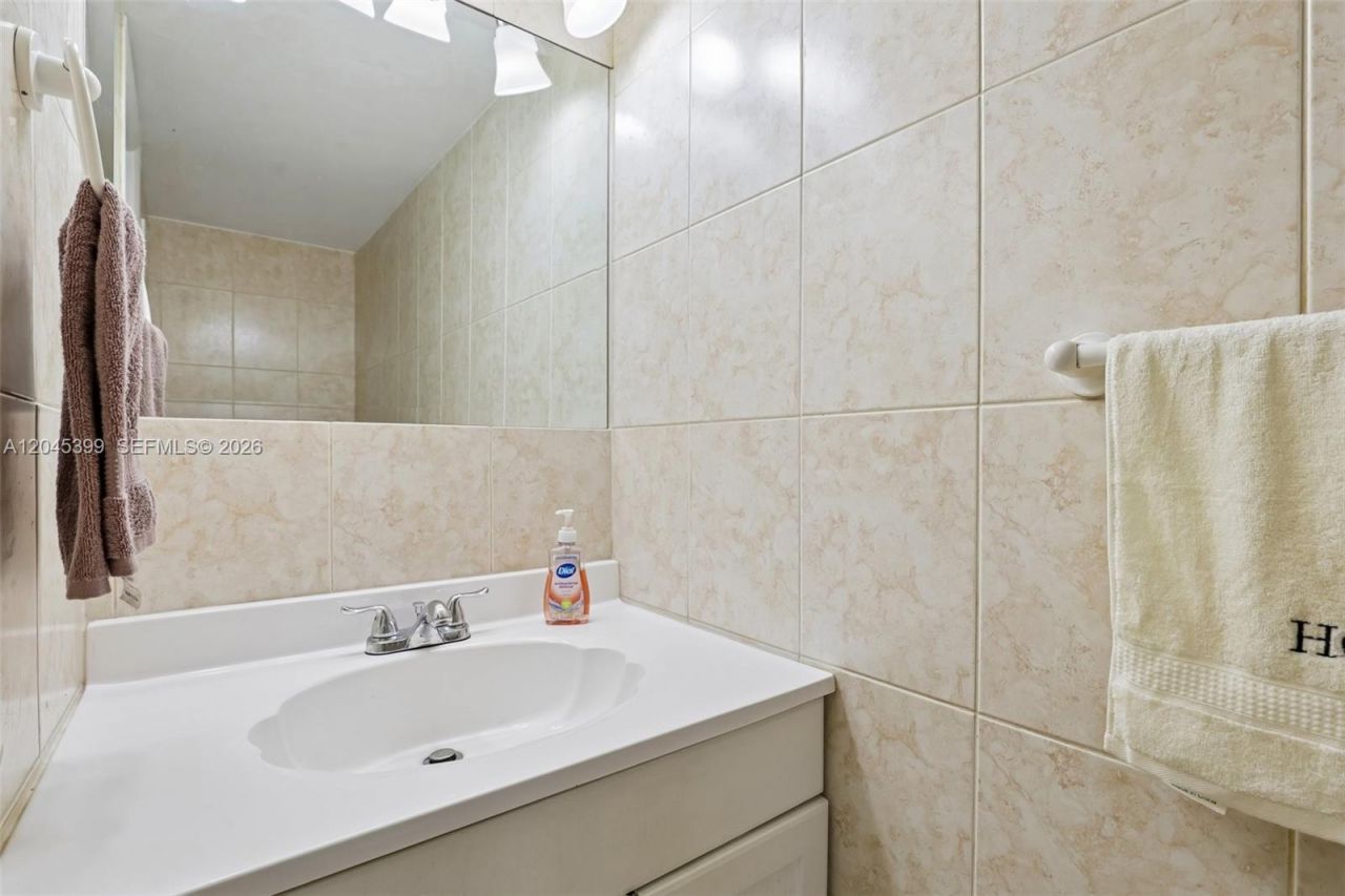 1300 W 53rd St, Unit 25, Hialeah, FL 33012 Photo