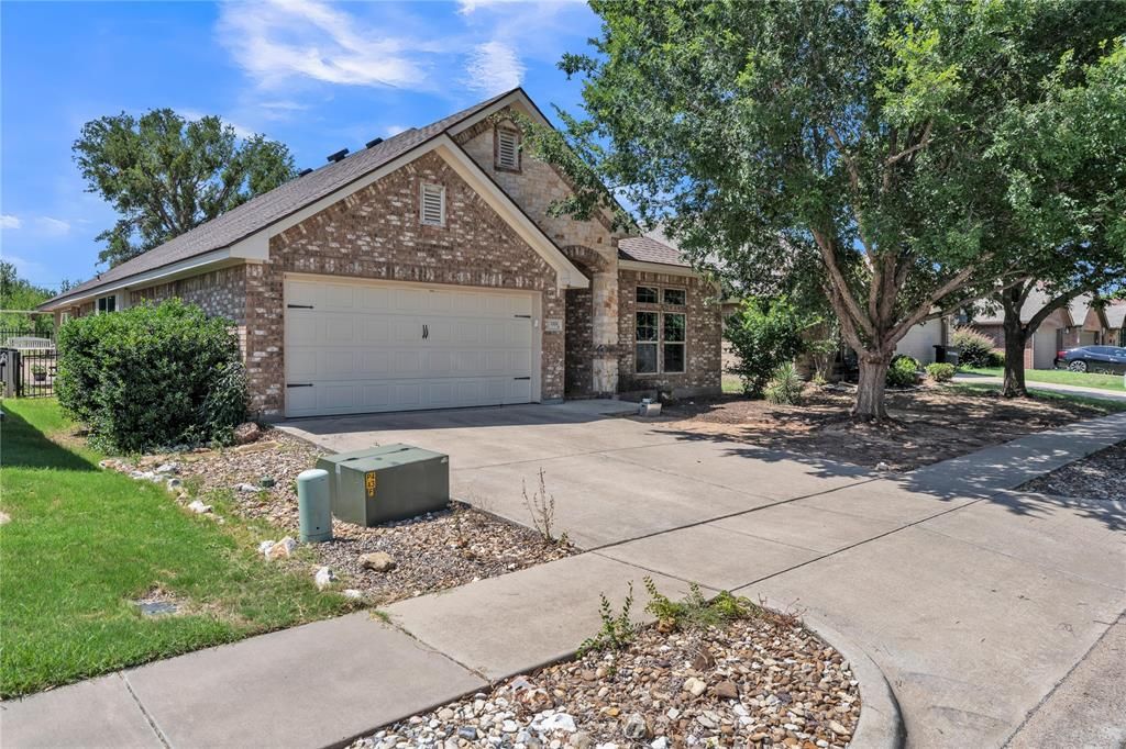 1321 Lauren Lane, Granbury, TX 76048 Main Photo