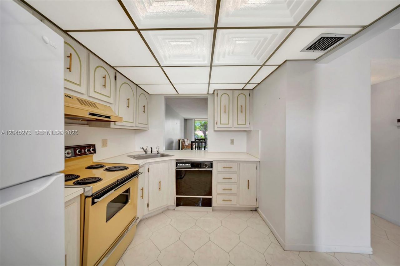 2571 Aragon Blvd, Unit 220, Sunrise, FL 33322 Photo