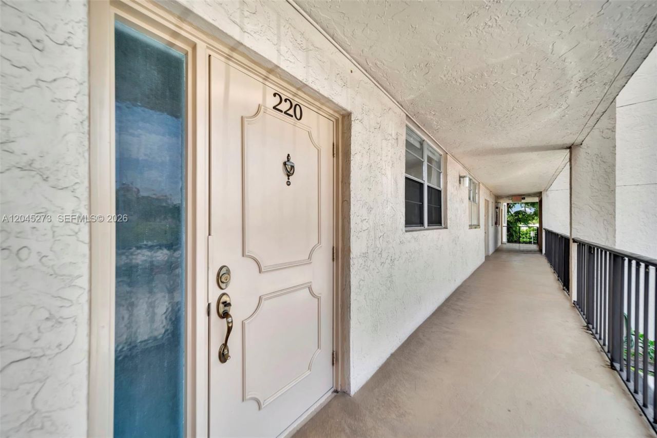 2571 Aragon Blvd, Unit 220, Sunrise, FL 33322 Photo