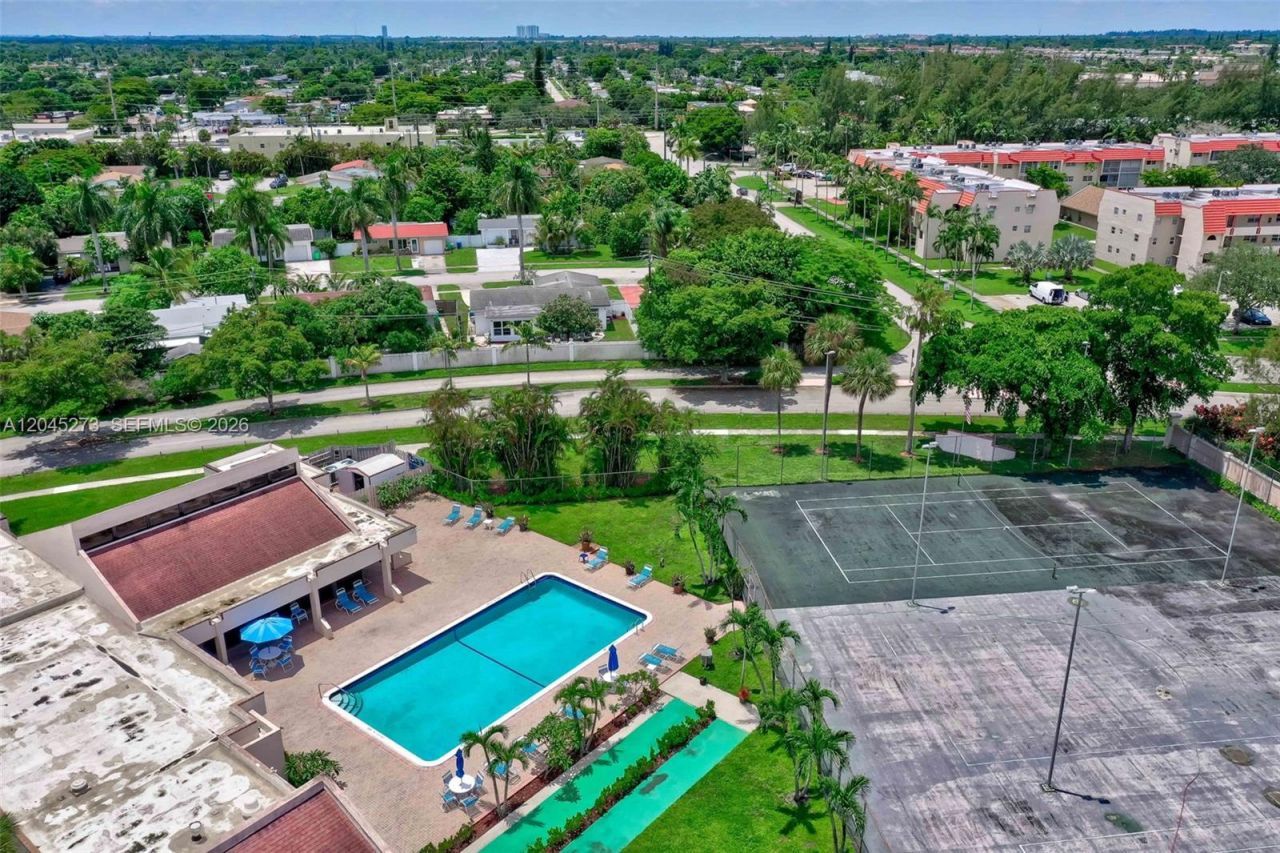 2571 Aragon Blvd, Unit 220, Sunrise, FL 33322 Photo