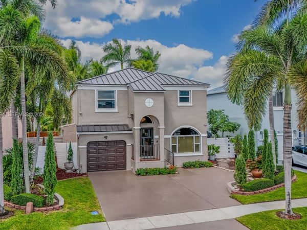 15835 NW 7th St , Pembroke Pines, FL 33028