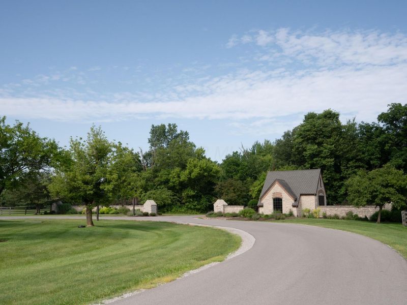 129 Hidden Creek Drive, Galloway, OH 43119 Photo 2