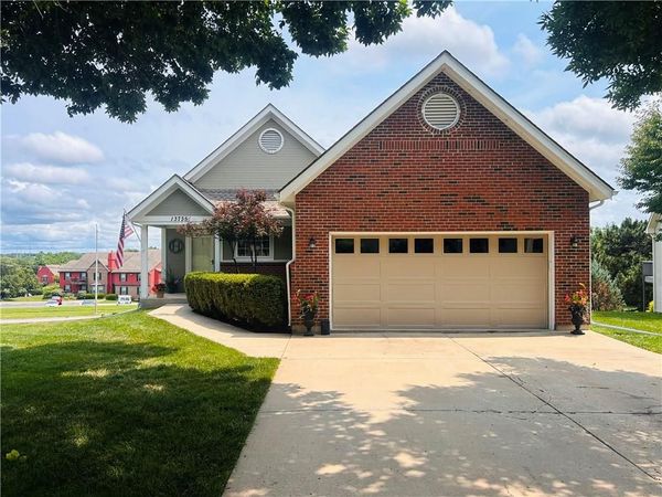 13735 Pembroke Circle, Leawood, KS 66224
