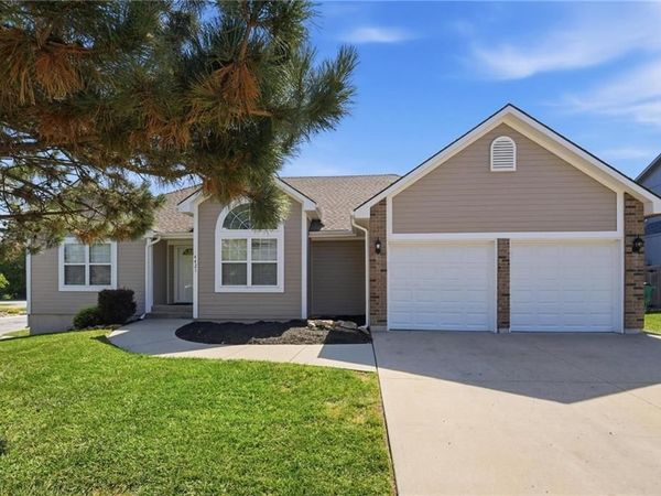 4421 SW Hillside Drive, Lee's Summit, MO 64082