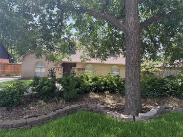 2904 Bridal Wreath Lane , Dallas, TX 75233
