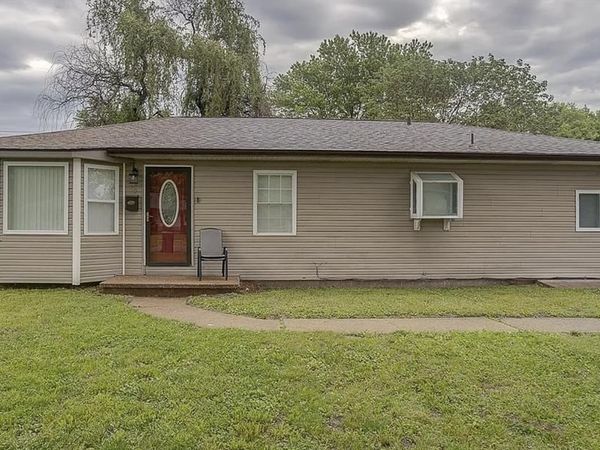 819 La Salle Drive , Cahokia, IL 62206