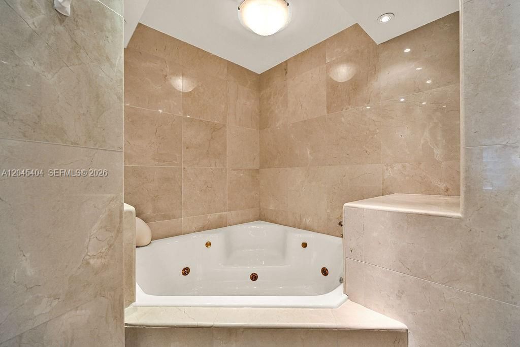 5225 Collins Ave , Unit 1117, Miami Beach, FL 33140 Photo