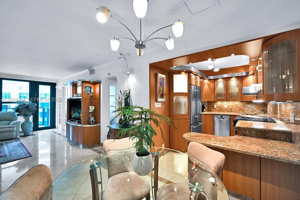 5225 Collins Ave , Unit 1117, Miami Beach, FL 33140 Photo