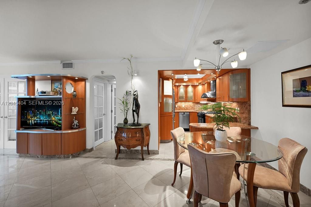 5225 Collins Ave , Unit 1117, Miami Beach, FL 33140 Photo