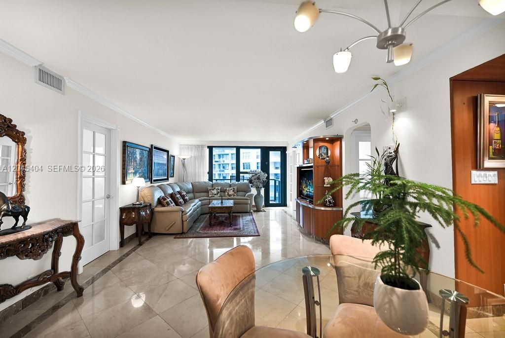 5225 Collins Ave , Unit 1117, Miami Beach, FL 33140 Photo