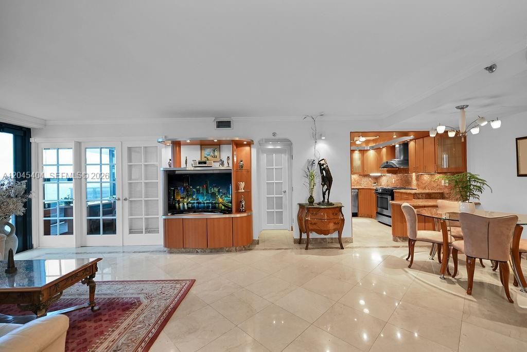5225 Collins Ave , Unit 1117, Miami Beach, FL 33140 Photo