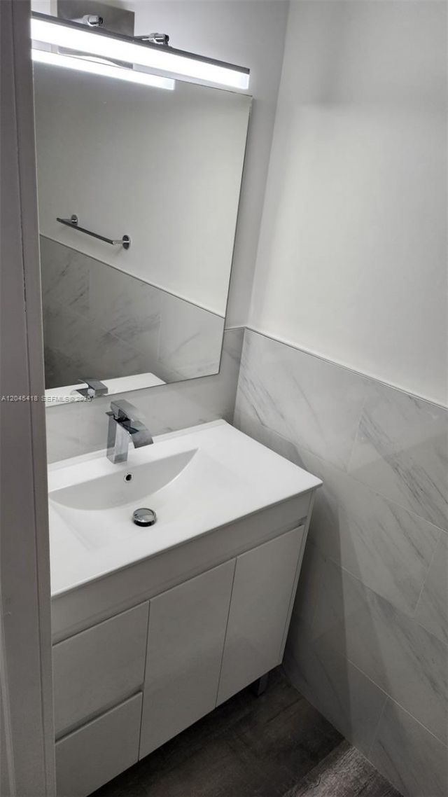 1075 93rd St , Unit 304, Bay Harbor Islands, FL 33154 Photo