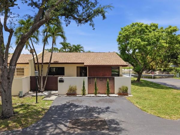 13776 Kendale Lakes Dr , Miami, FL 33183