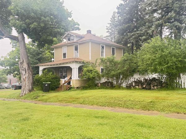 402 E D Street, Iron Mountain, MI 49801