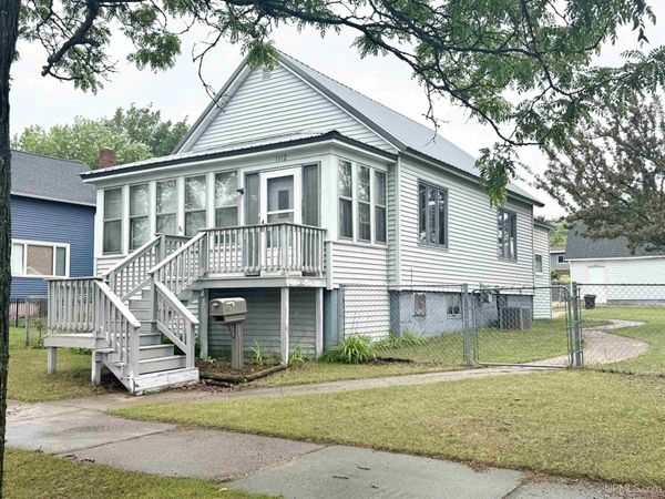 1112 Montana Avenue, Gladstone, MI 49837