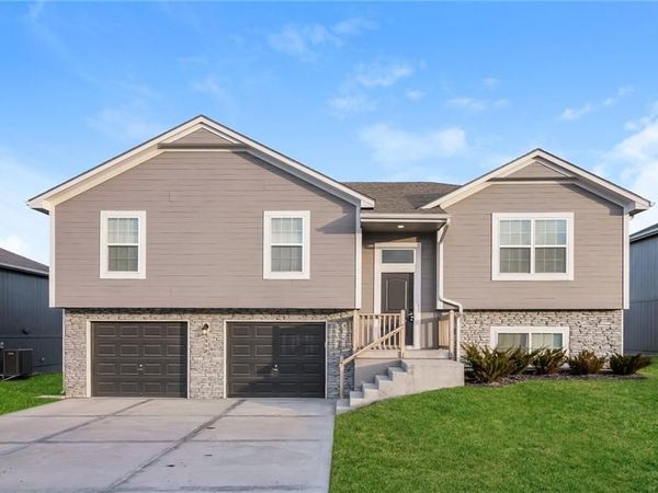 900 NW Hilltop Lane, Grain Valley, MO 64029