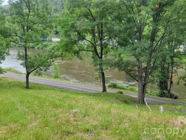 2079 Roses Branch Road , Green Mountain, NC 28740