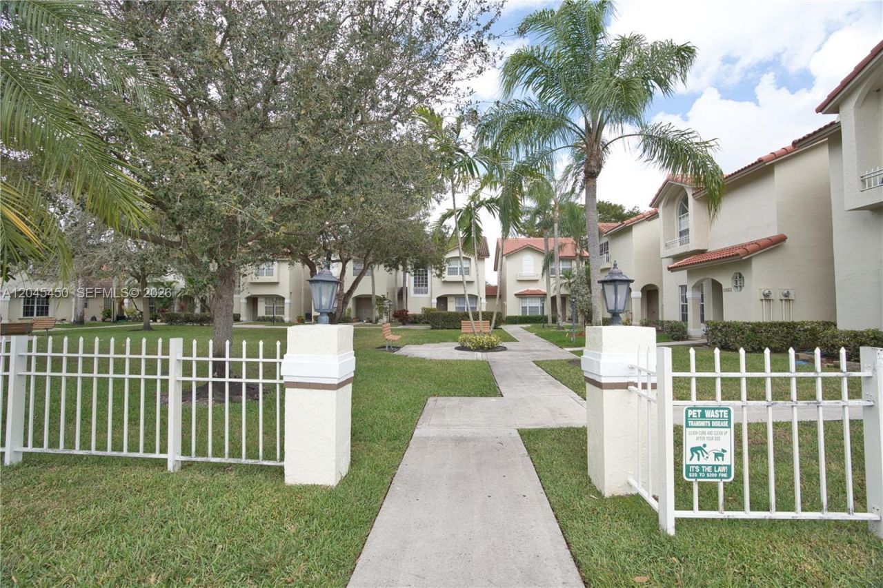 10829 NW 3rd Ct , Unit B12L, Pembroke Pines, FL 33026 Photo