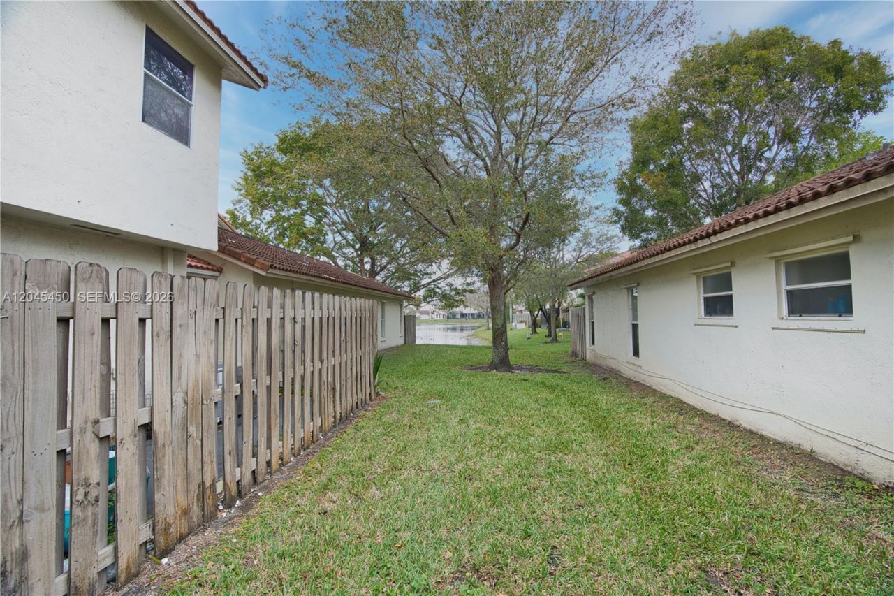 10829 NW 3rd Ct , Unit B12L, Pembroke Pines, FL 33026 Photo