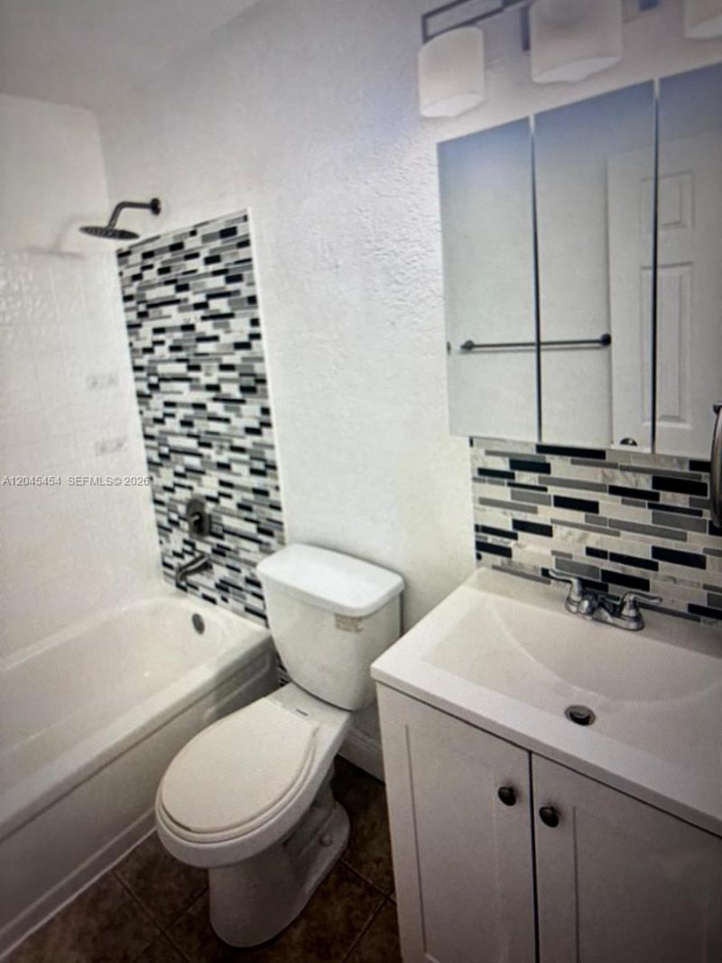 984 W 40th St , Unit 2, Hialeah, FL 33012 Photo