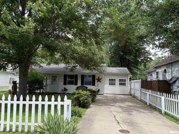 1205 W Rich Street, Taylorville, IL 62568