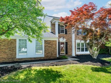 1884 Charrington Drive, West Bloomfield Twp, MI 48324