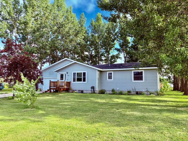 305 Lincoln Court SW, Warroad, MN 56763