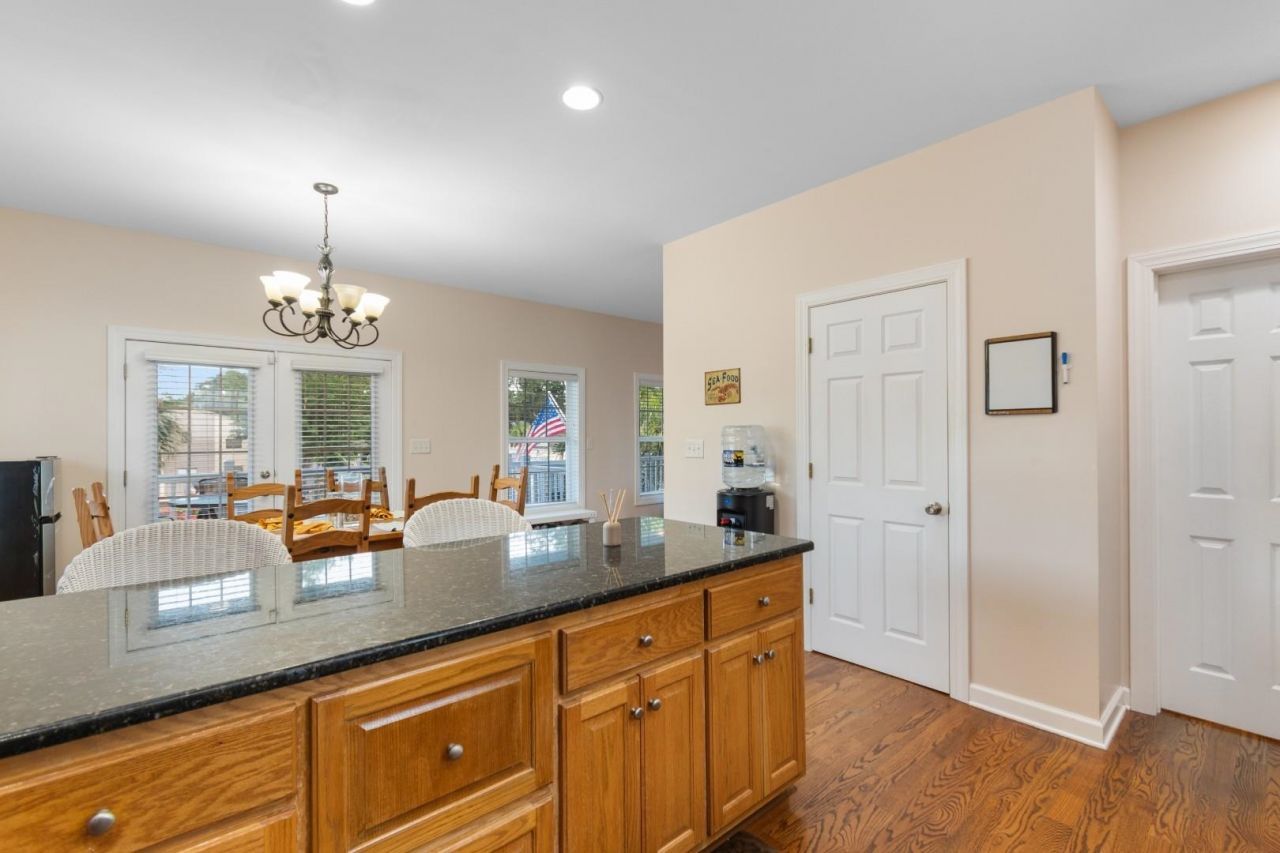 1416 S Poplar Dr. Photo 9
