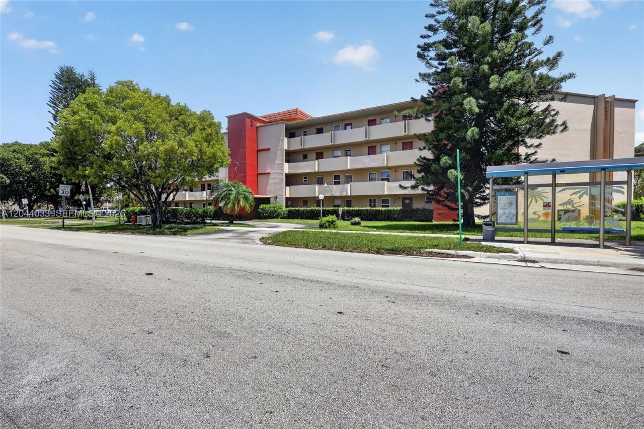 1501 NE 191st St , Unit C203, Miami, FL 33179 Photo
