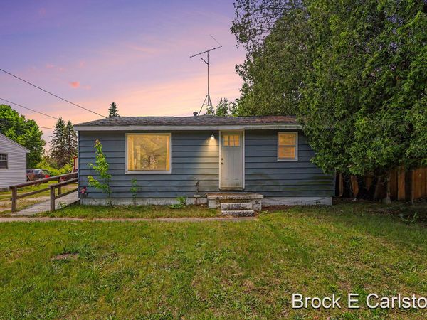 643 E Sternberg Road, Norton Shores, MI 49441