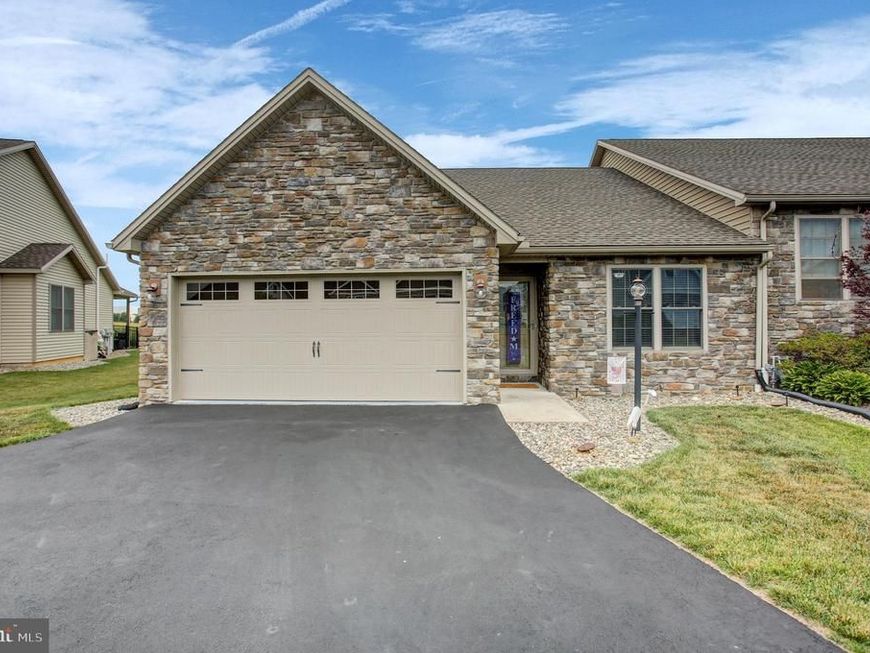 253 Pin Oak Lane, Shippensburg, PA 17257 Main Photo