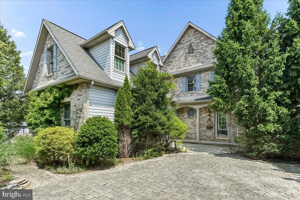 8247 HENSINGERSVILLE ROAD , ALBURTIS, PA 18011