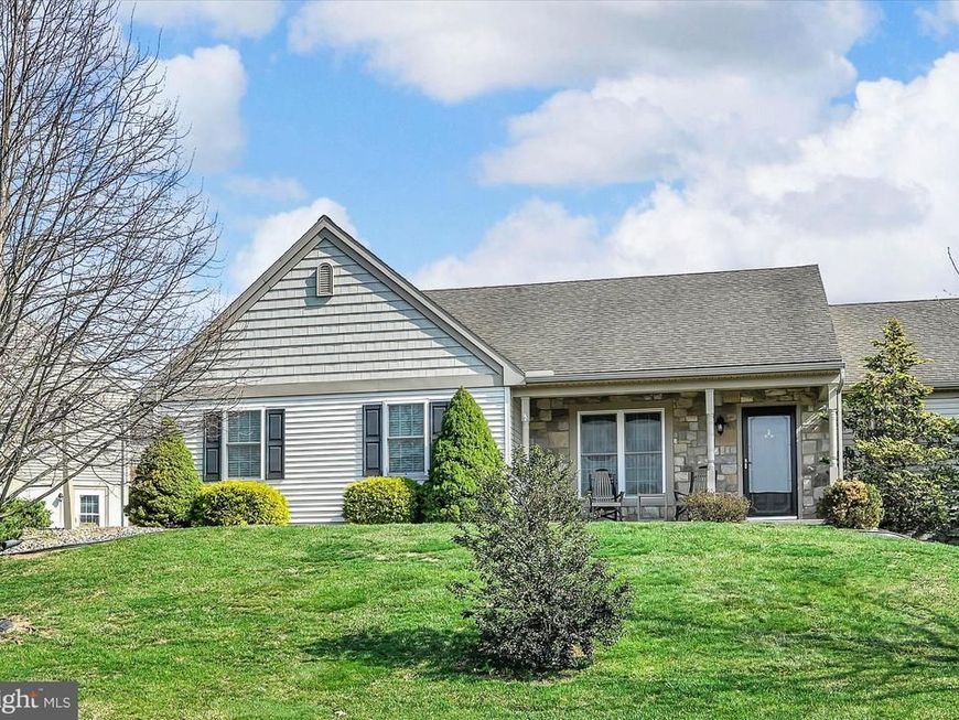 858 Water Edge Ct, Lebanon, PA 17046 Main Photo