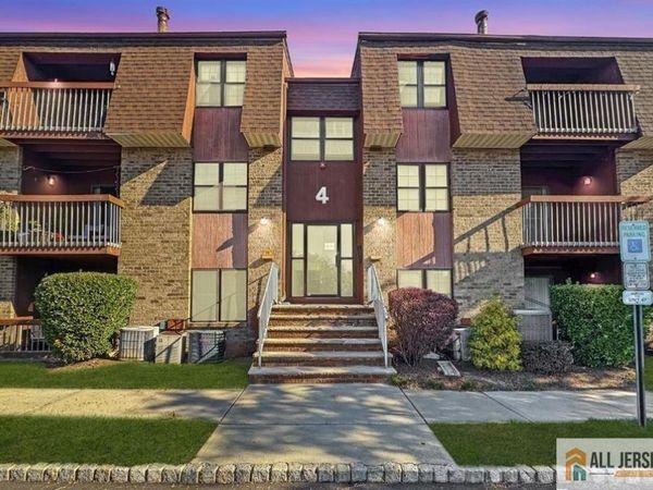 39 Powderhorn Court, Woodbridge, NJ 07095