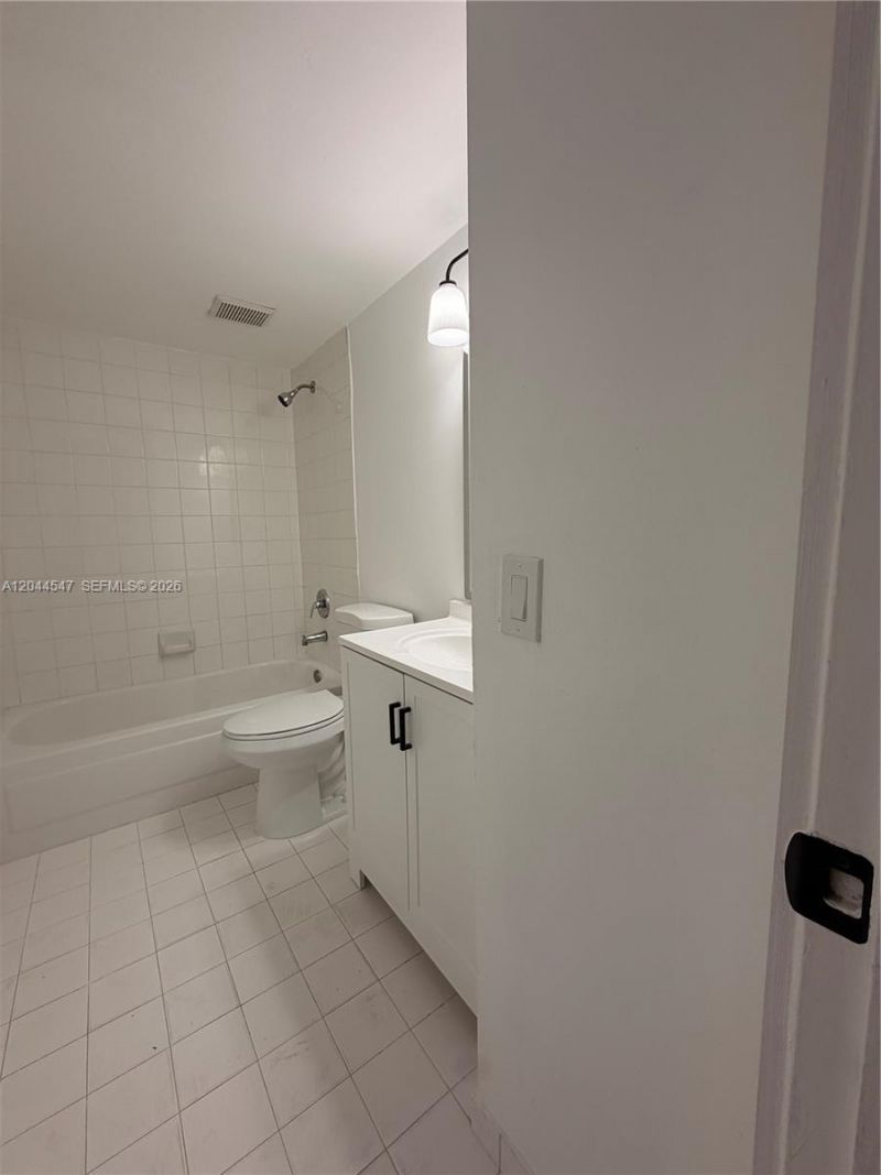 7000 NW 173rd Dr , Unit 1805, Hialeah, FL 33015 Photo
