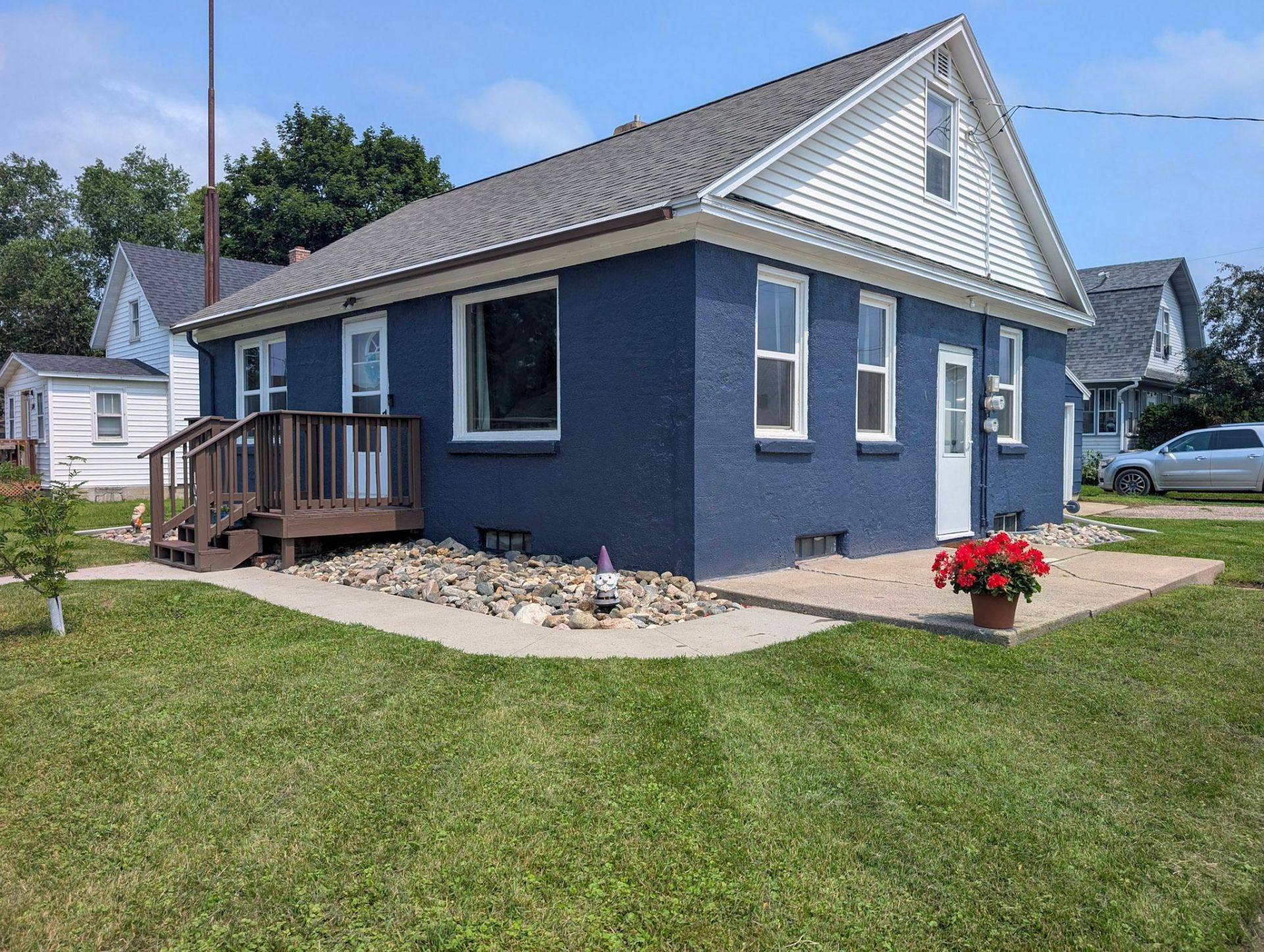 100 Walker Avenue N primary photo