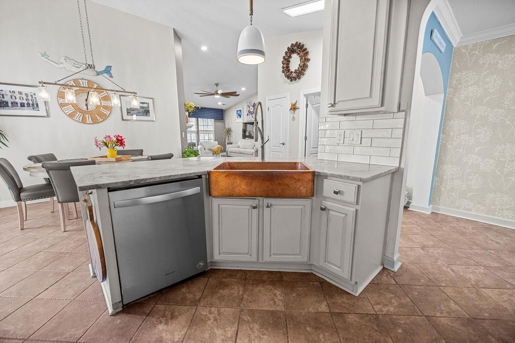 661 Twinflower St. Photo 10