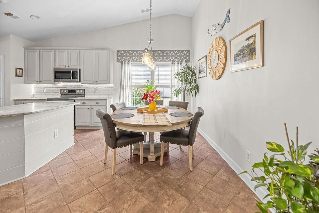 661 Twinflower St. Photo 6