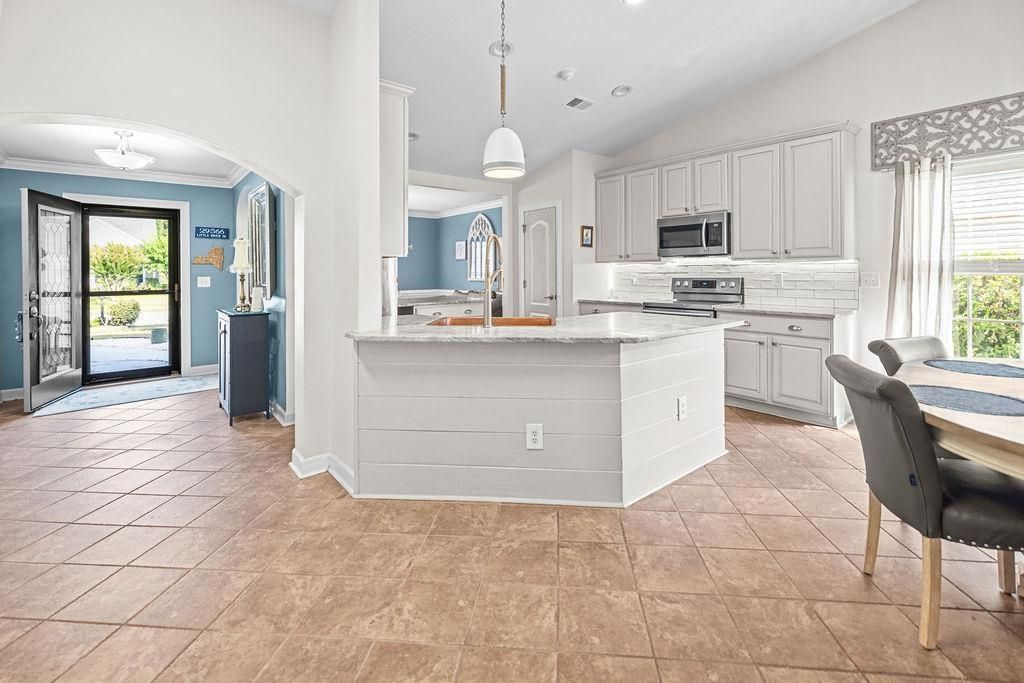 661 Twinflower St. Photo 8