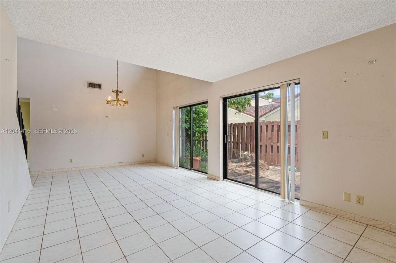 6233 NW 170th Ter , Miami, FL 33015 Photo