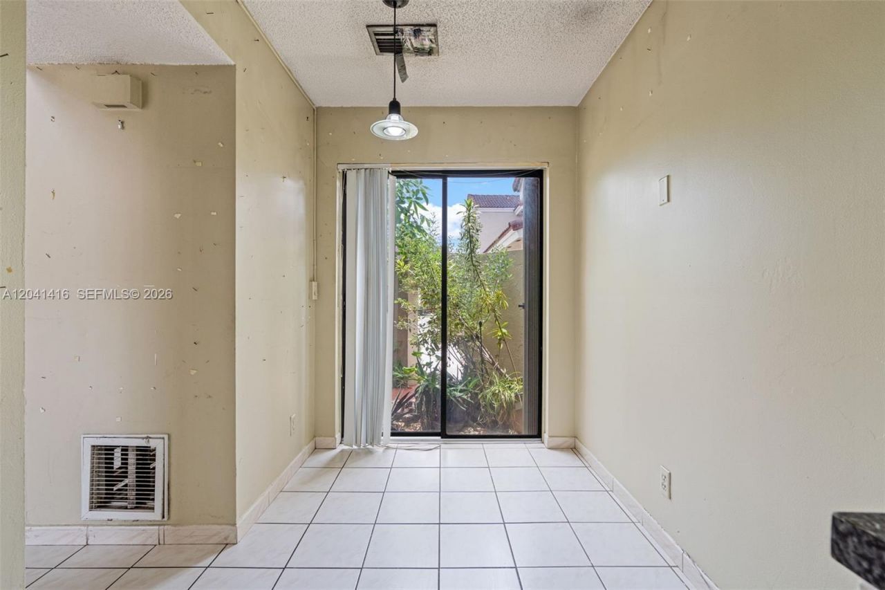 6233 NW 170th Ter , Miami, FL 33015 Photo