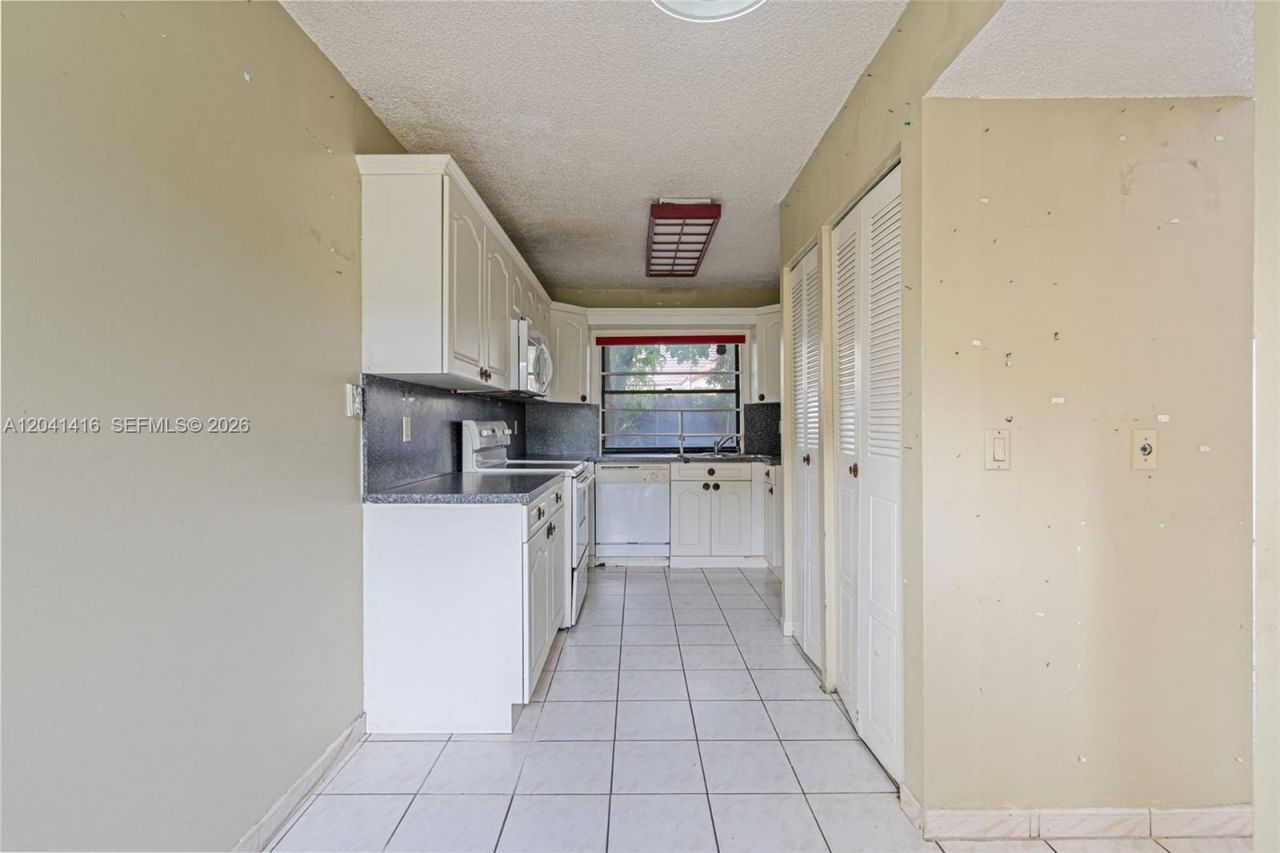 6233 NW 170th Ter , Miami, FL 33015 Photo