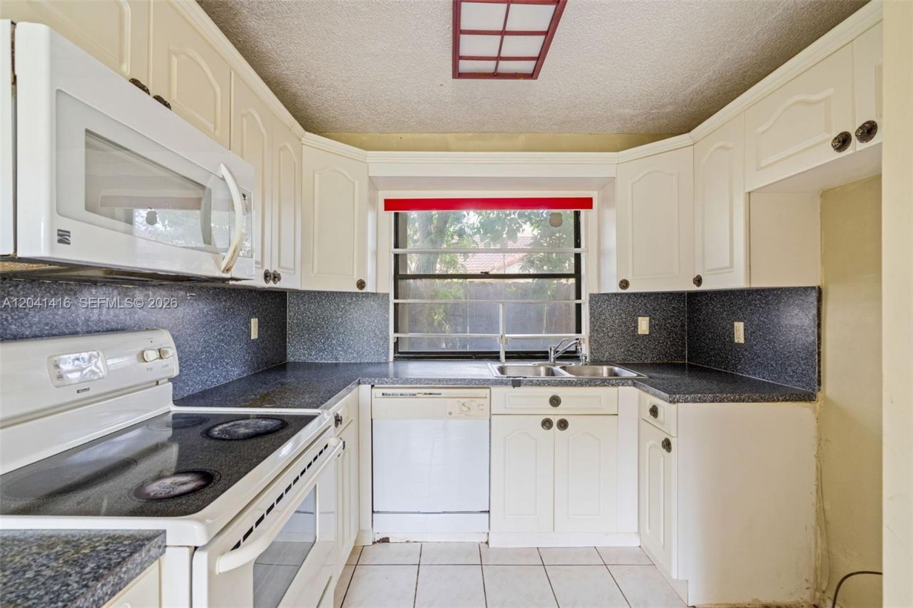 6233 NW 170th Ter , Miami, FL 33015 Photo