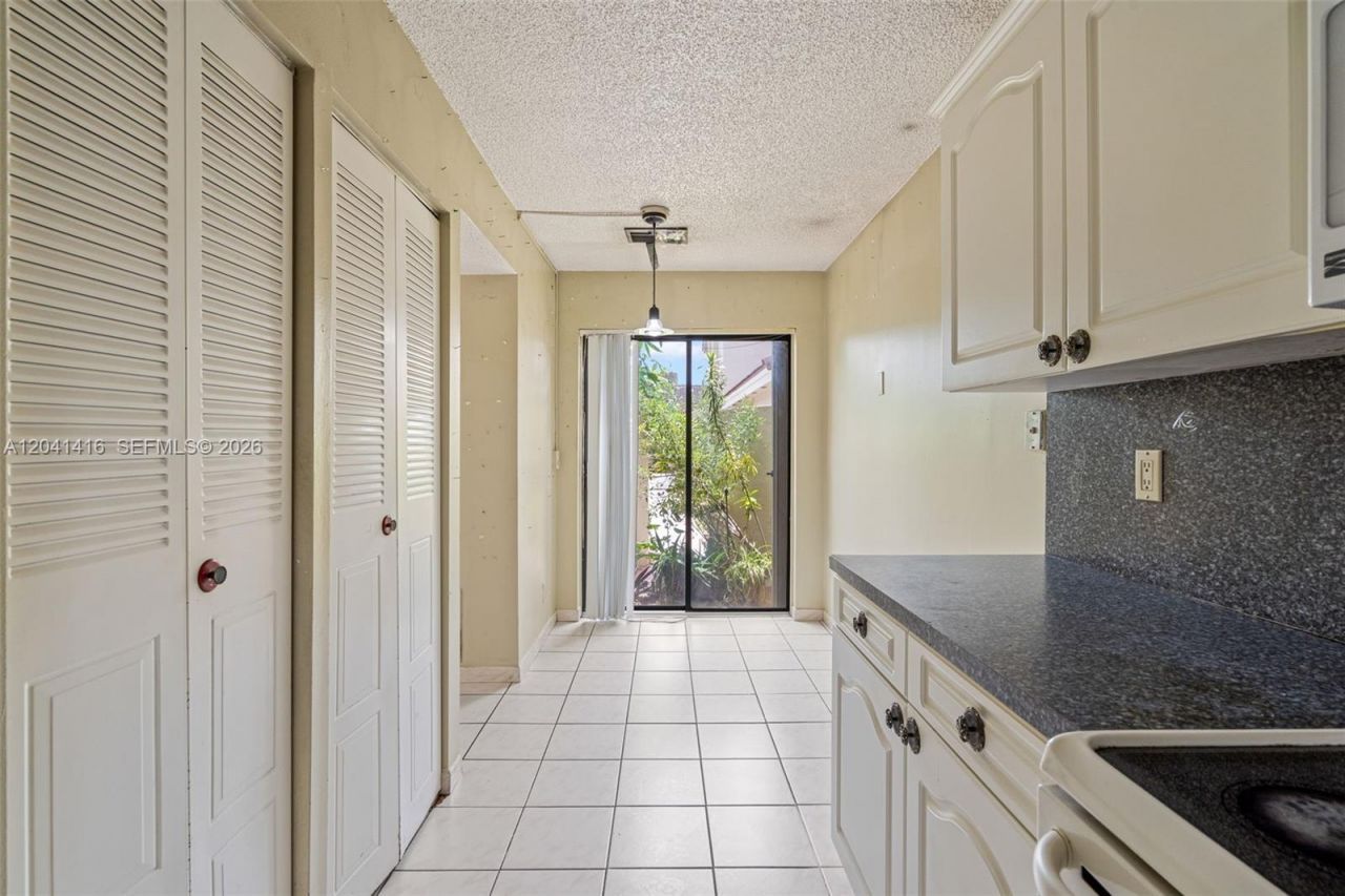6233 NW 170th Ter , Miami, FL 33015 Photo
