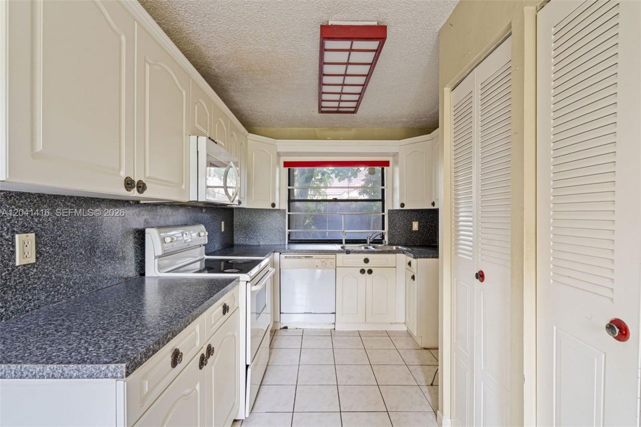 6233 NW 170th Ter , Miami, FL 33015 Photo