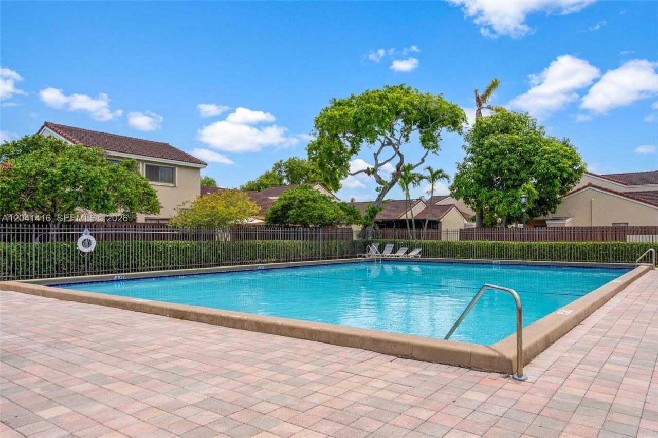 6233 NW 170th Ter , Miami, FL 33015 Photo