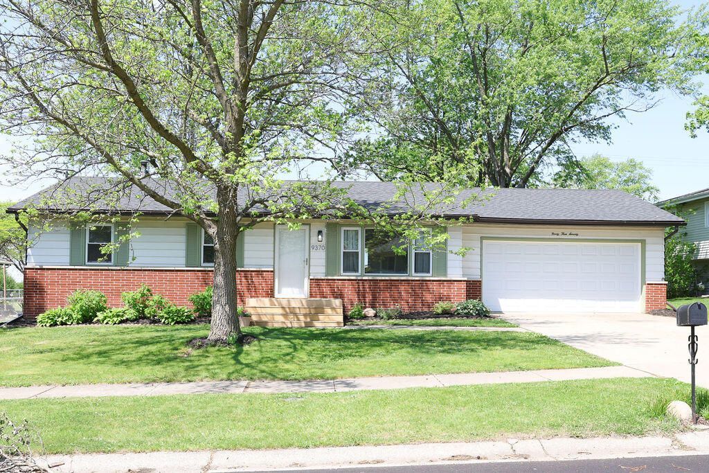 9370 Roosevelt Place, Crown Point, IN 46307 Main Photo